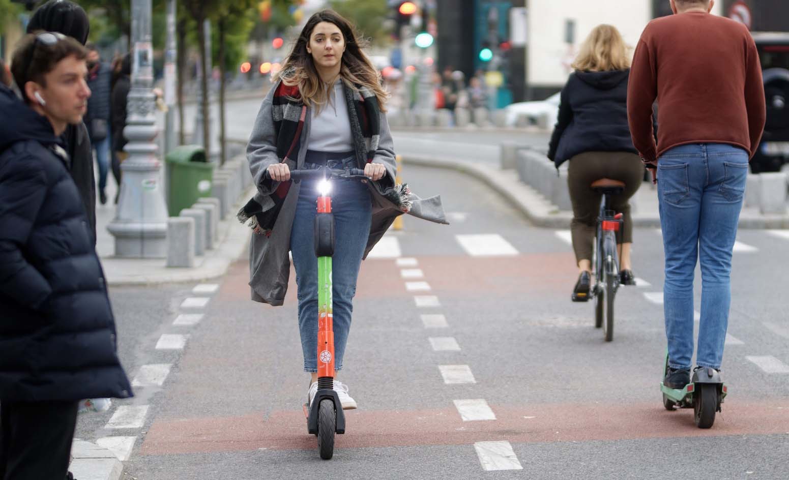 photo d'un individu sur une trottinette électrique